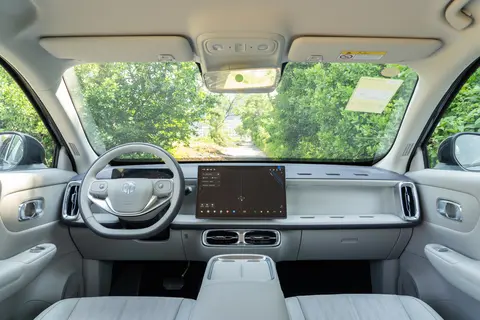 零跑B01：10万级纯电轿车，怎么选都对？